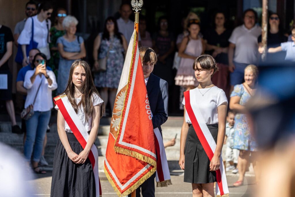 Poczet sztandarowy na boisku szkolnym.
