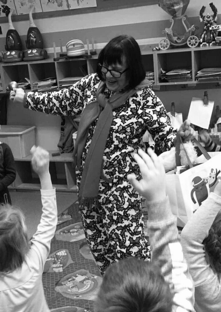 Nauczycielka wśród dzieci.