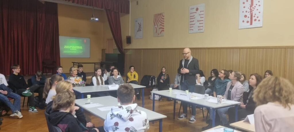 Uczniowie, nauczyciele i rodzice podczas debaty.