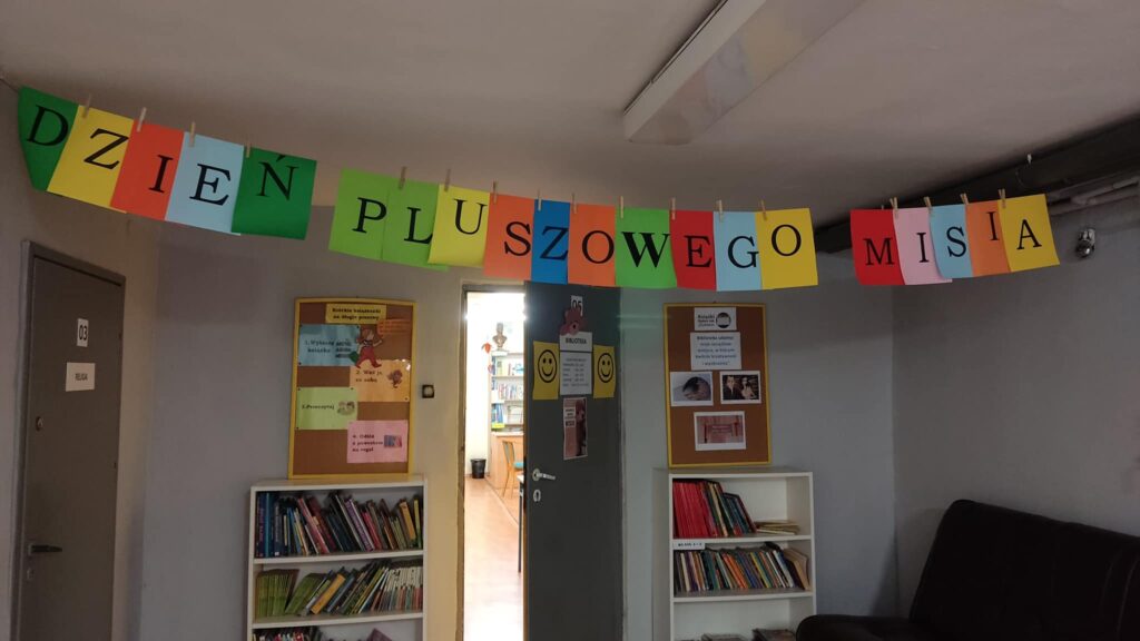 Napis Światowy Dzień Pluszowego Misia.