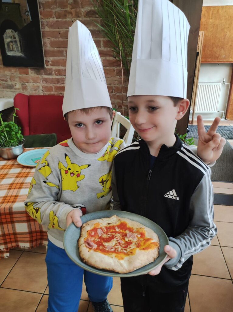 Dzieci w pizzerii.