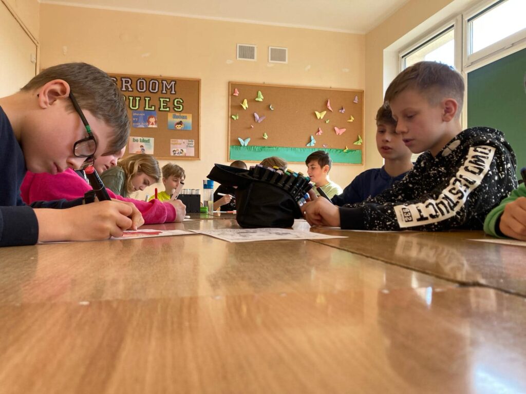 Uczniowie przy pracy nad projektem.