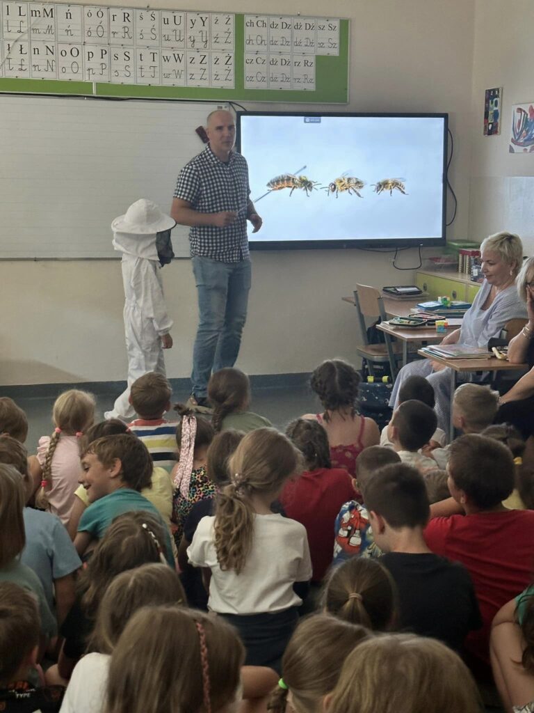 Dzieci w czasie spotkania z pszczelarzem.