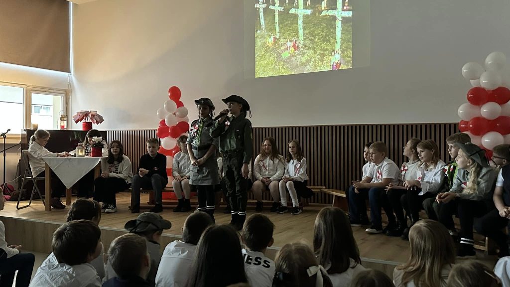 Uroczystości związane ze Świętem Niepodległości w auli szkoły.