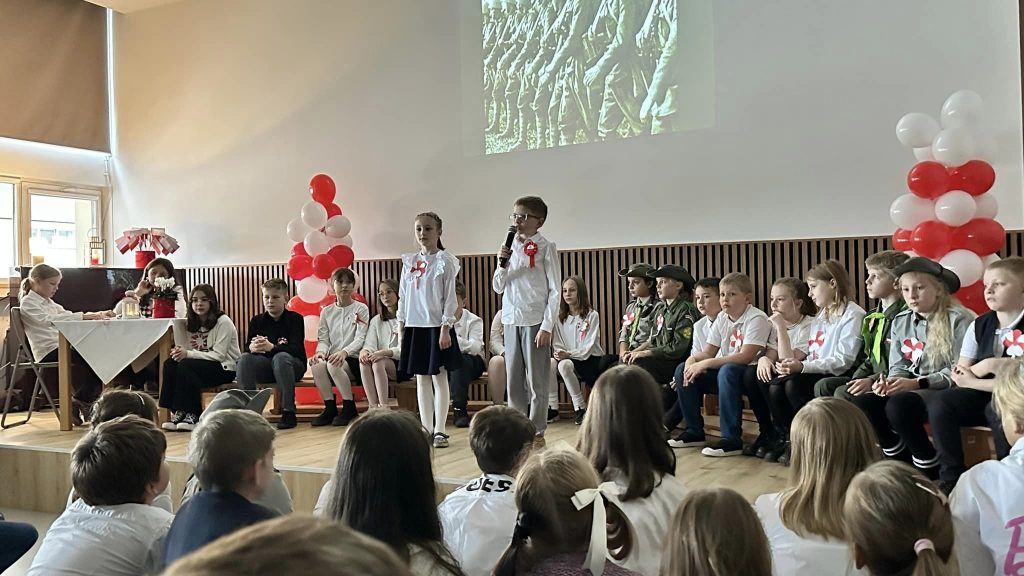 Uroczystości związane ze Świętem Niepodległości w auli szkoły.