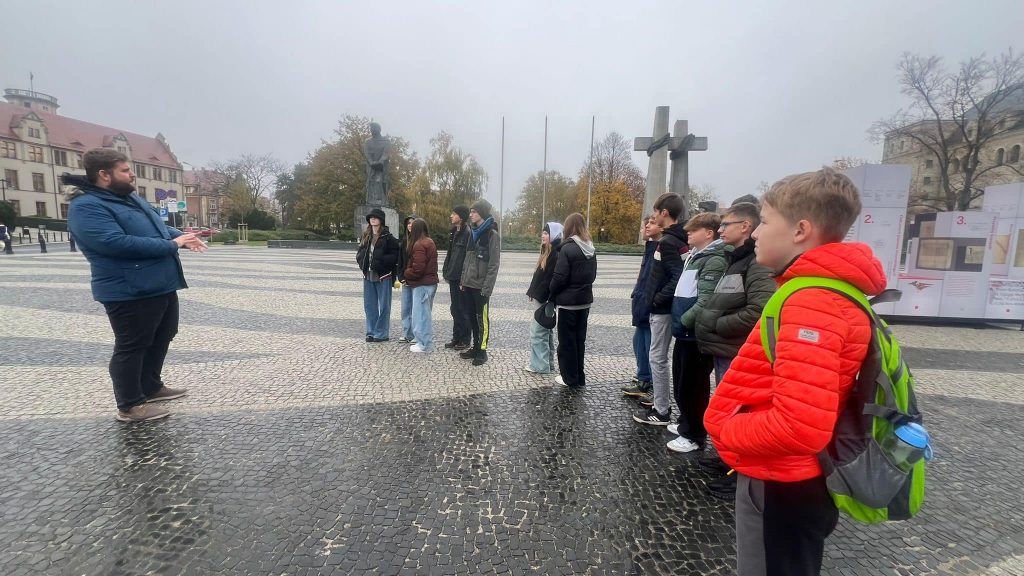 Uczniowie w czasie spaceru po Poznaniu.