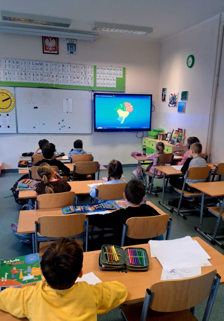 Uczniowie oglądają