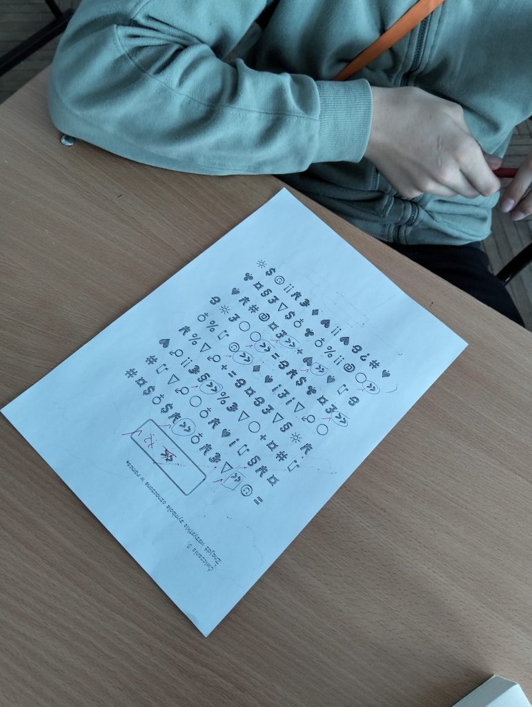 Uczniowie rozwiązują zagadkę