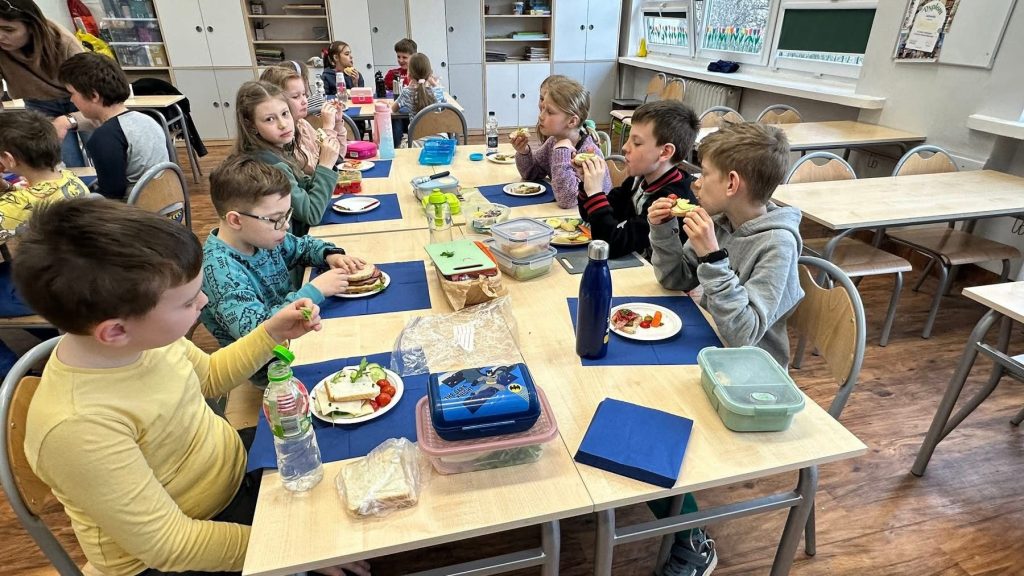 Dzieci jedzące wspólne śniadanie 