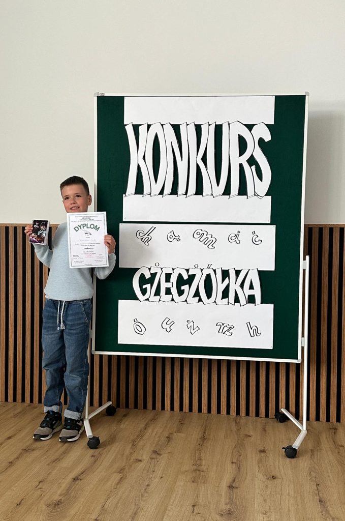 Dzieci przy tablicy z napisem KONKURS GŻEGŻÓŁKA