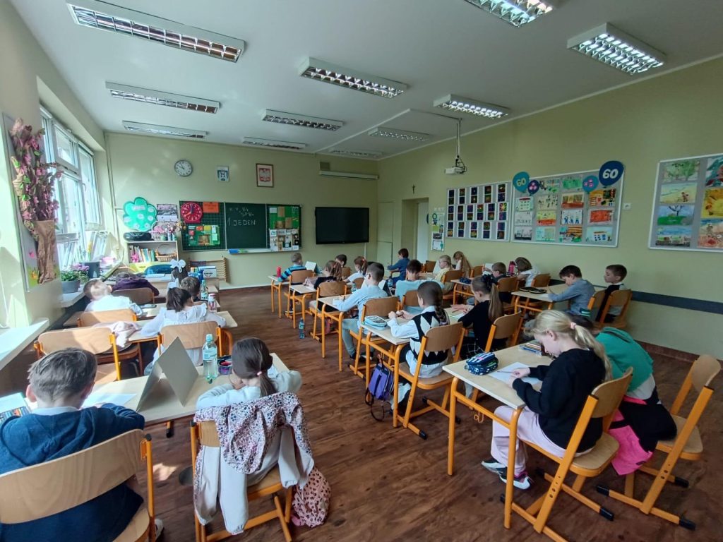 Dzieci piszące konkurs