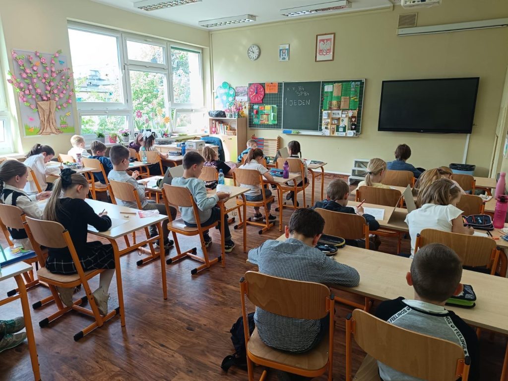 Dzieci piszące konkurs