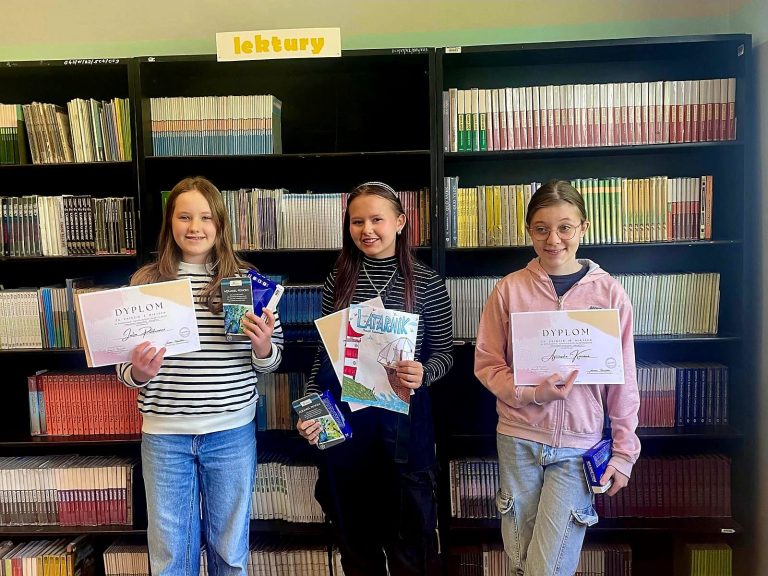 Trzy uczennice trzymające dyplomy