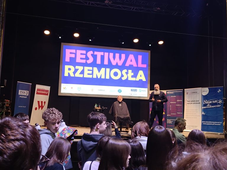 Zdjęcie przedstawiające przemówienie prowadzącego na scenie.