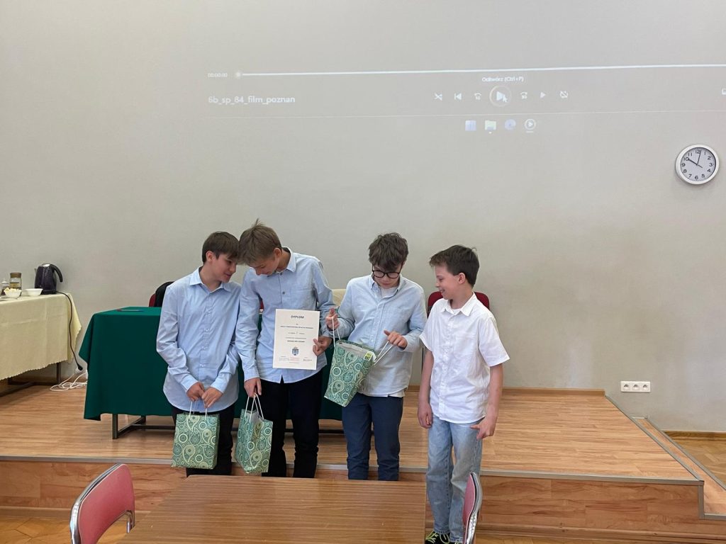 Uczestnicy konkursu Z SP 84 oglądają nagrody