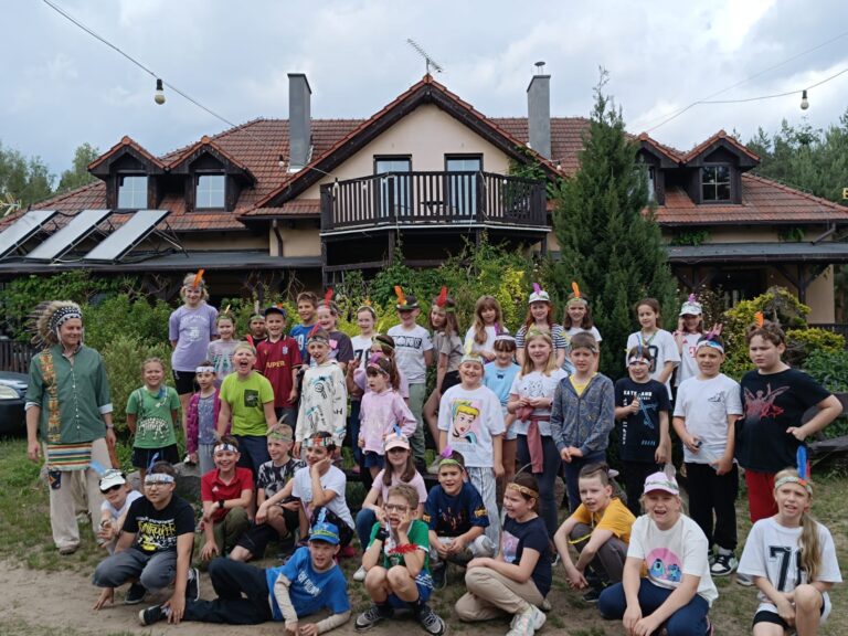Klasa 3b i 3c na tle budynku, w którym mieszkali podczas zielonej szkoły.