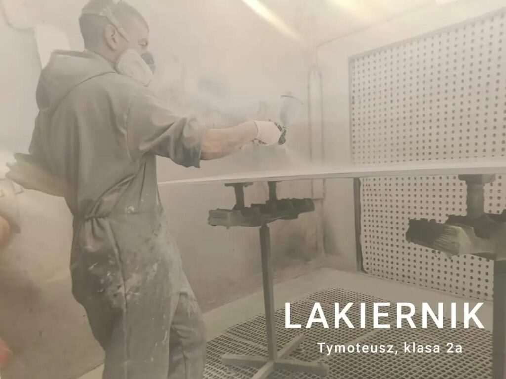 Zdjęcie przedstawiające pracującego lakiernika