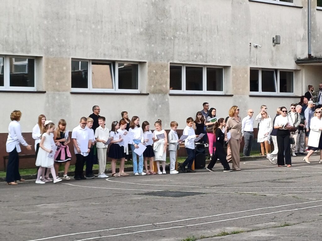 Uczniowie z dyplomami i swoimi wychowawczyniami.