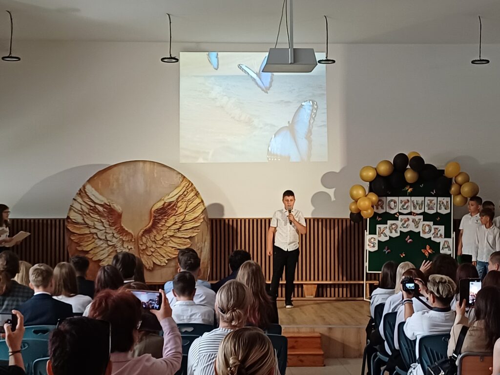 Uczeń z klasy 4 recytujący wiersz 