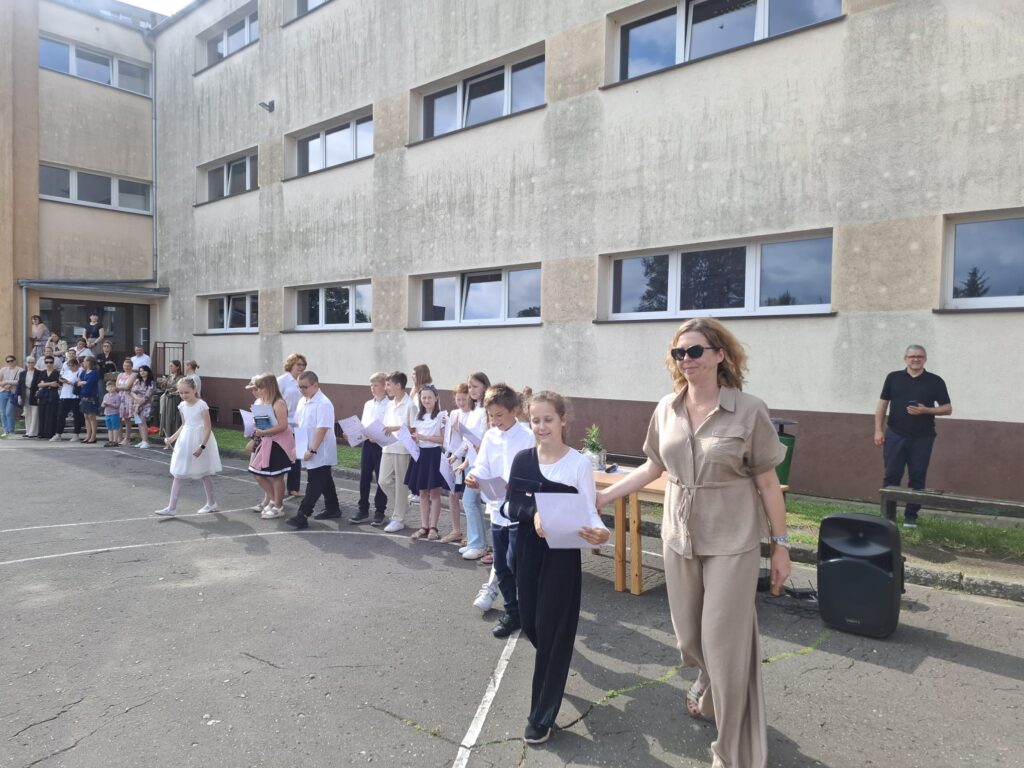Uczniowie wraz z nauczycielką