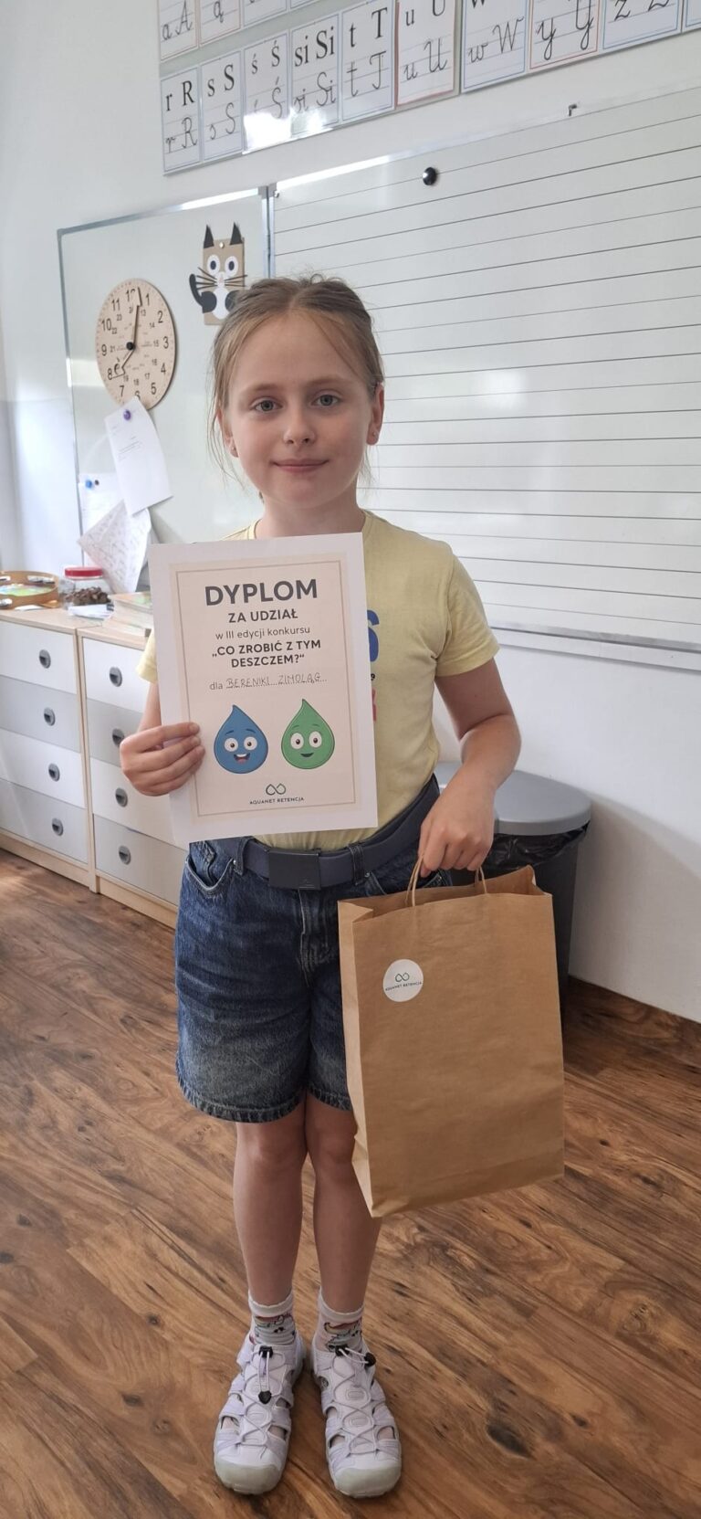 Dziewczynka z dyplomem