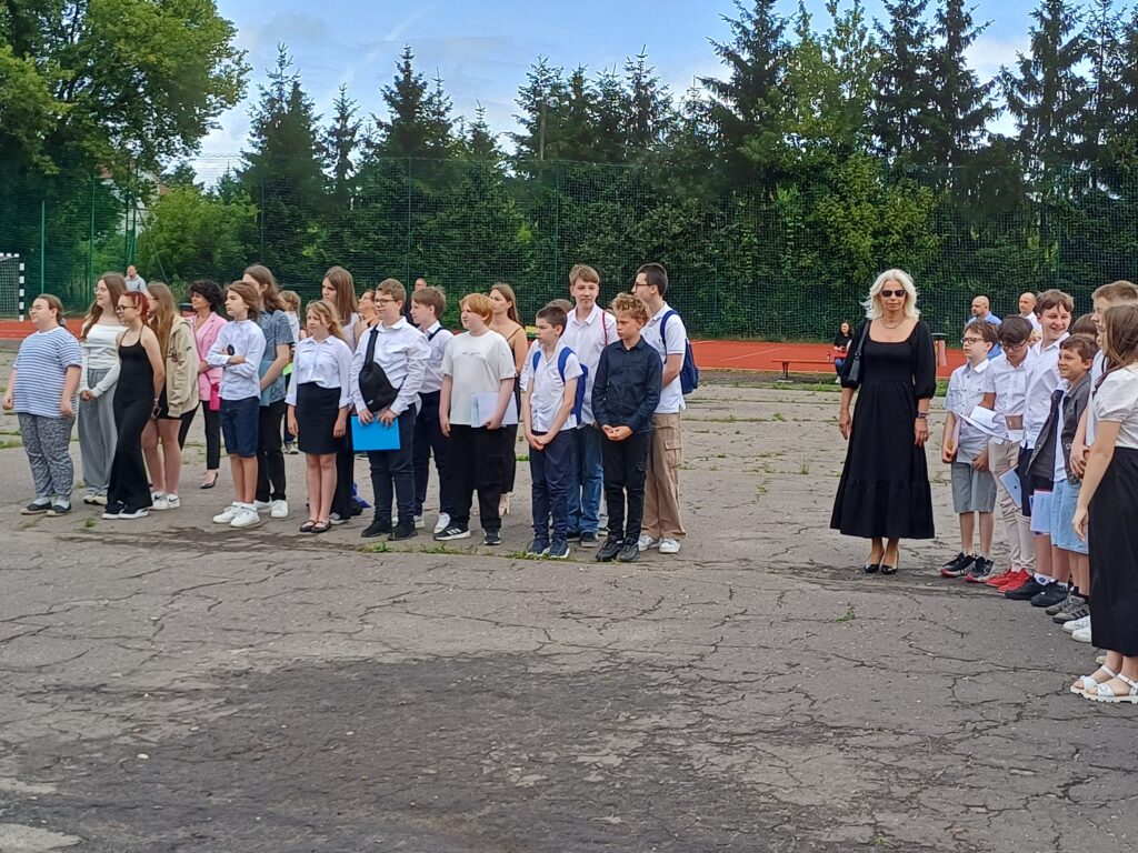 Uczniowie klasy 6 wraz z wychowawczynią