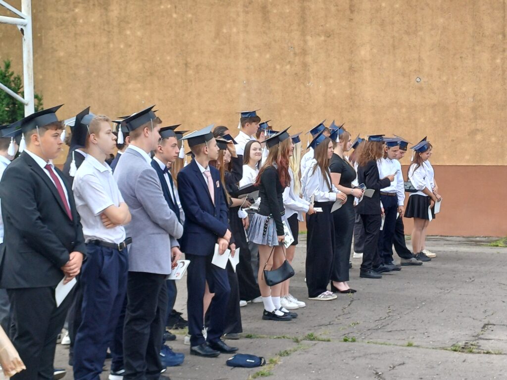 Uczniowie klas 8 słuchający gratulacji od Pani Dyrektor.