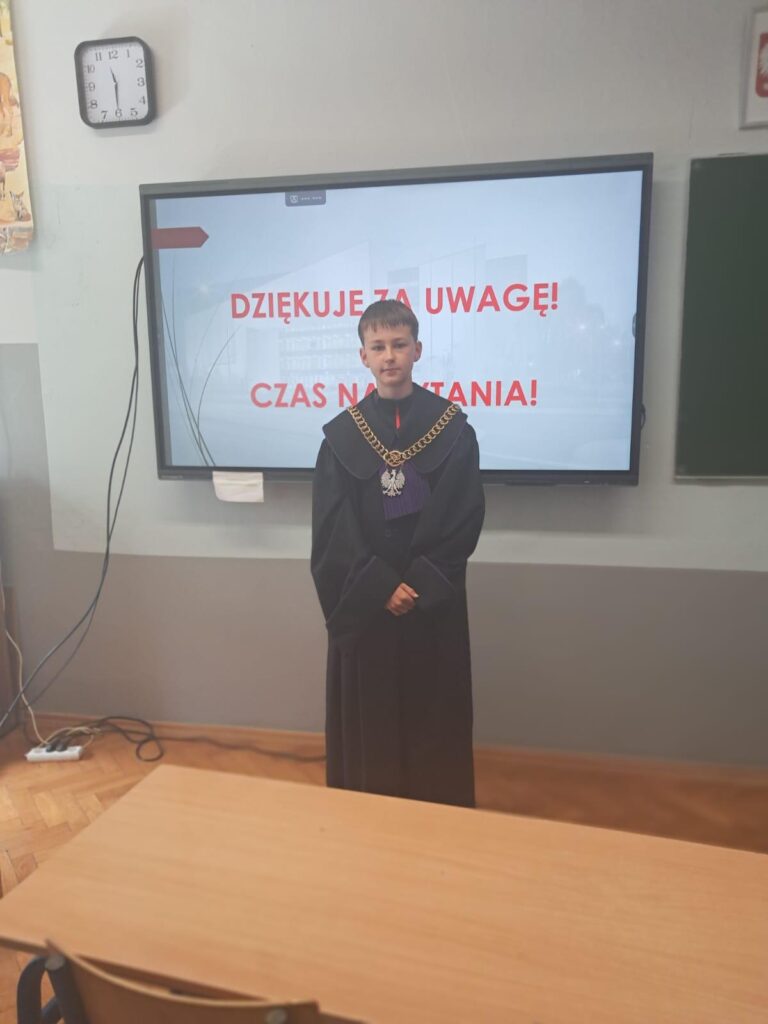 Chłopiec w todze sędziowskiej