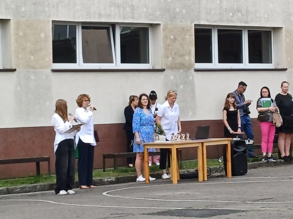 Pai Dyrektor wraz z uczennicą przemawiają na rozpoczęcie apelu.