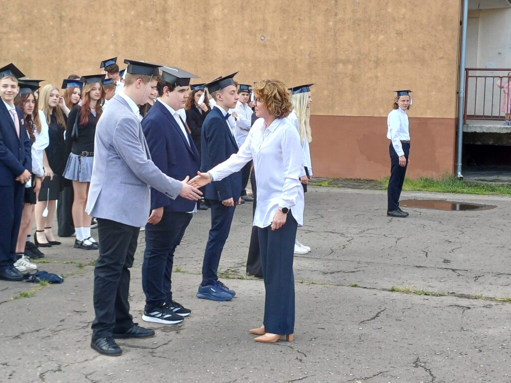 Pani Dyrektor składa gratulacje uczniom klas 8.