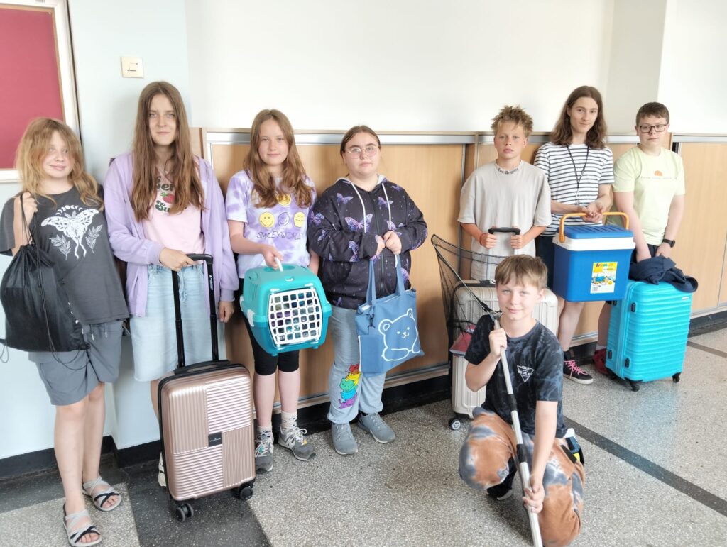 Dzieciaki z swoimi zamiennikami plecaków