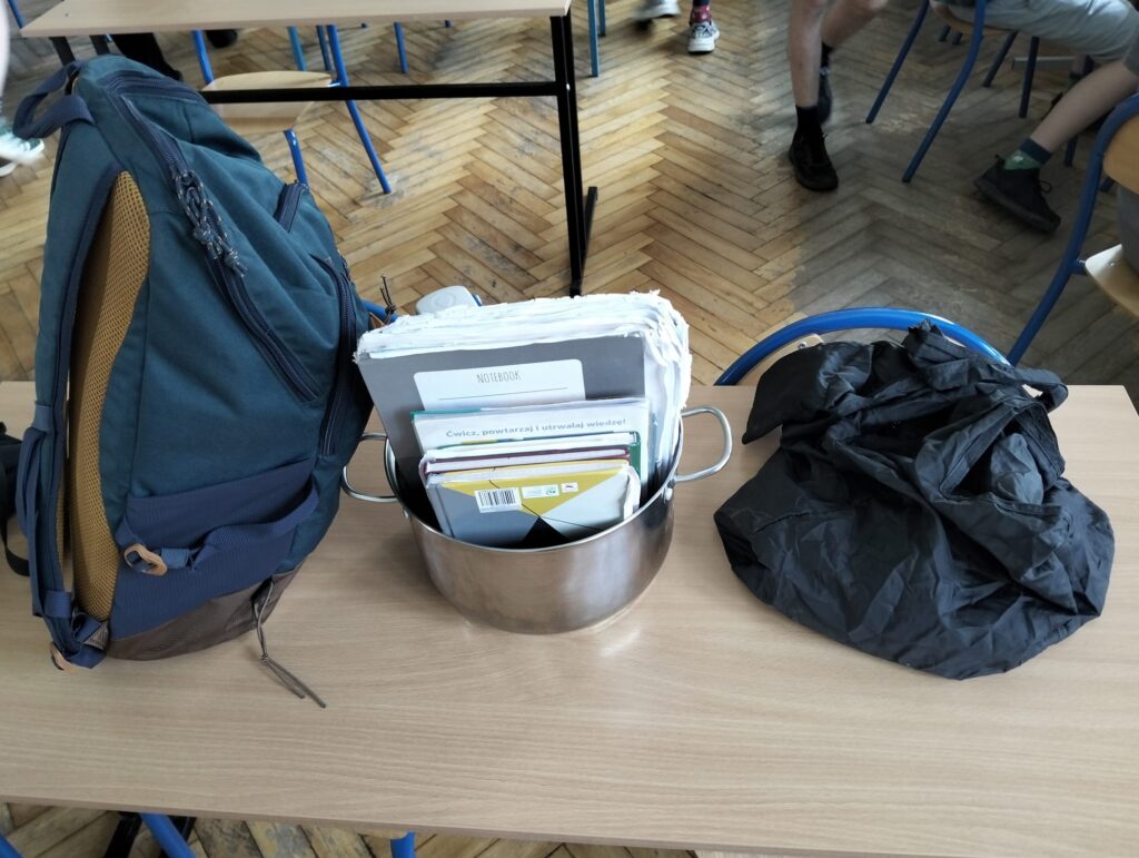Garnek z książkami, reklamówka, plecak turystyczny