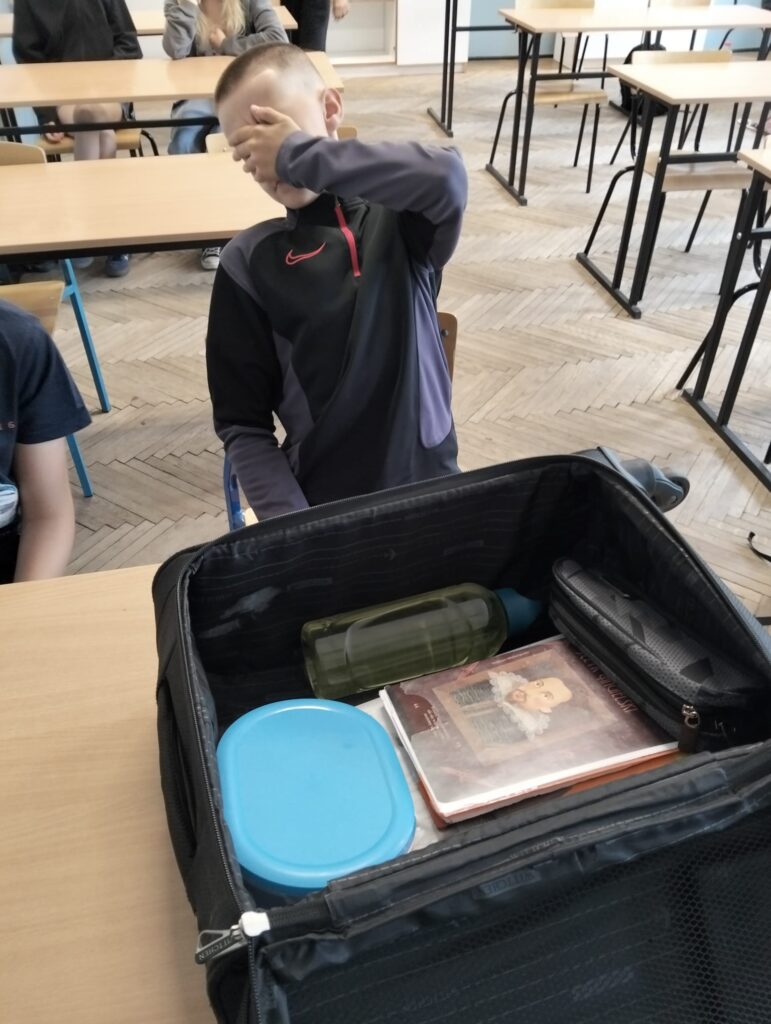 Chłopiec z walizką