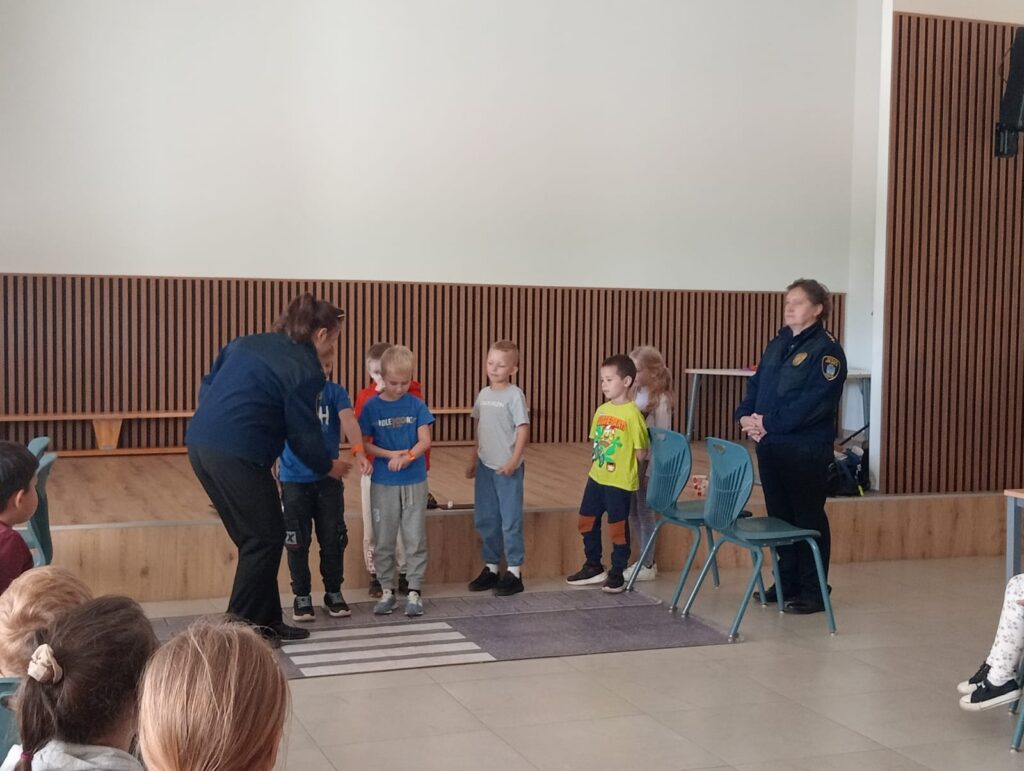 Dzieci w czasie spotkania ze strażą miejską