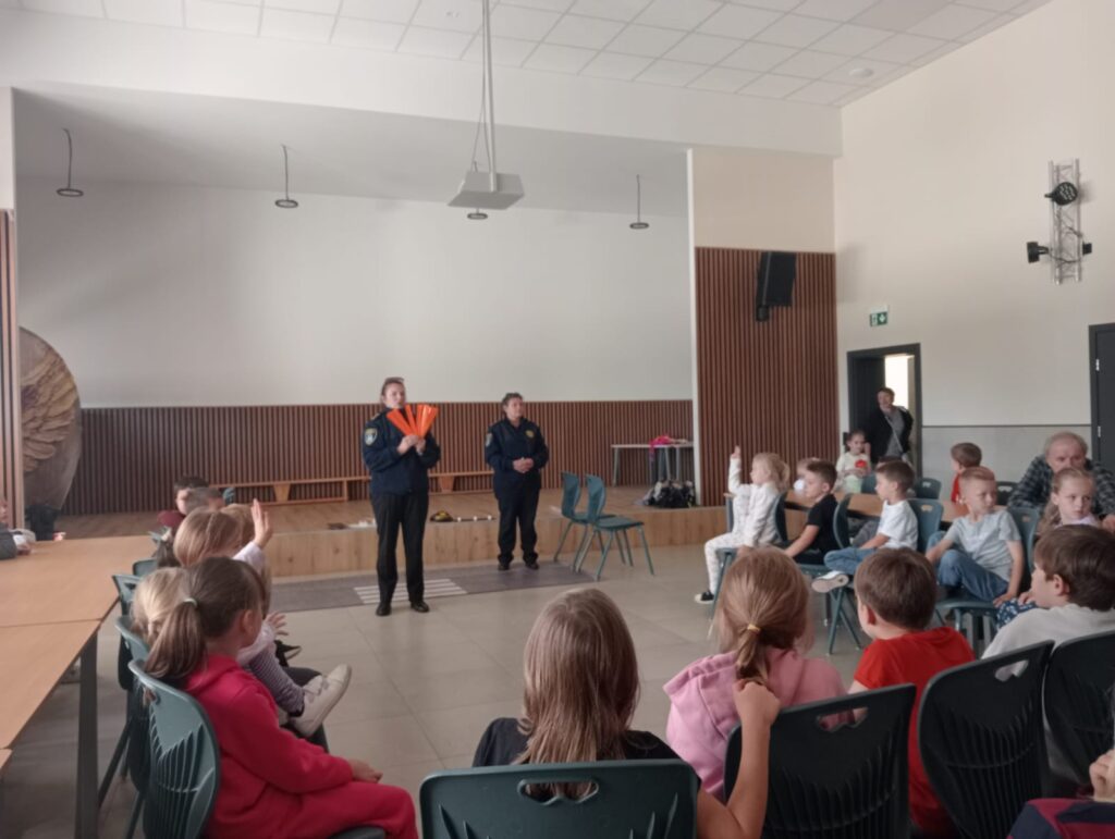 Dzieci w czasie spotkania ze strażą miejską