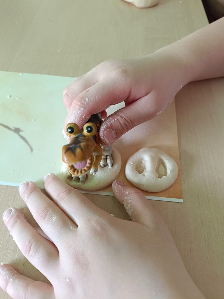 Odciski dinozaurów w masie.