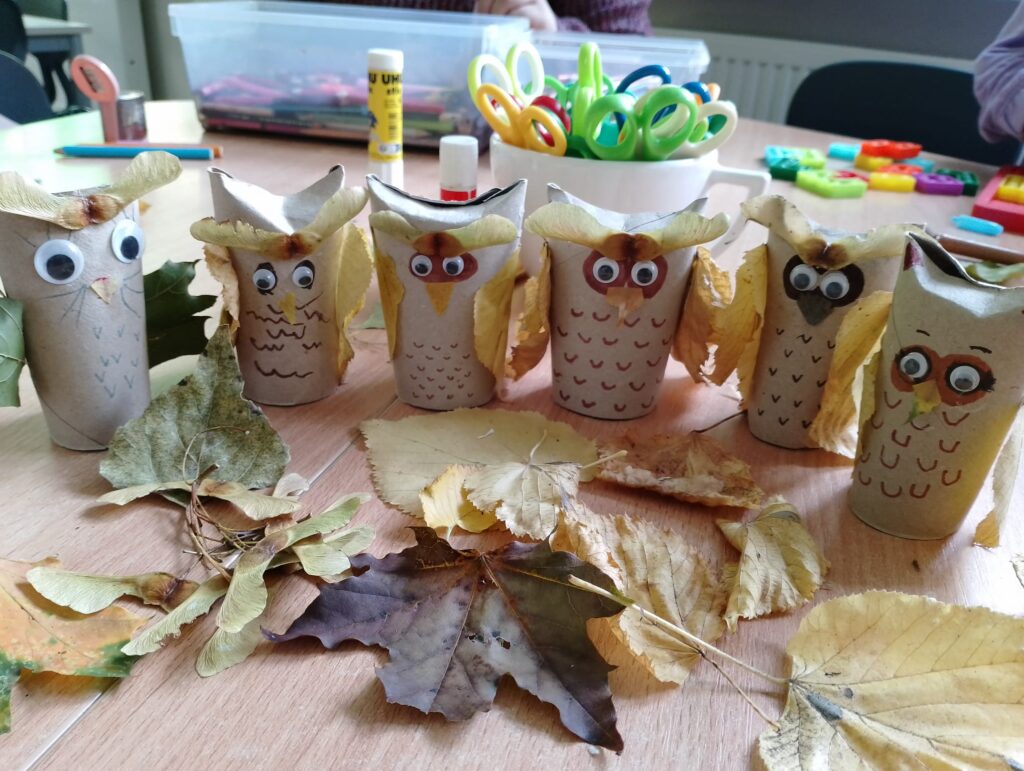 Sówki wykonane z papieru i części roli papieru toaletowego.