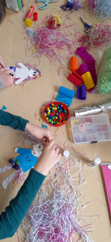 Ludziki z długimi włosami.