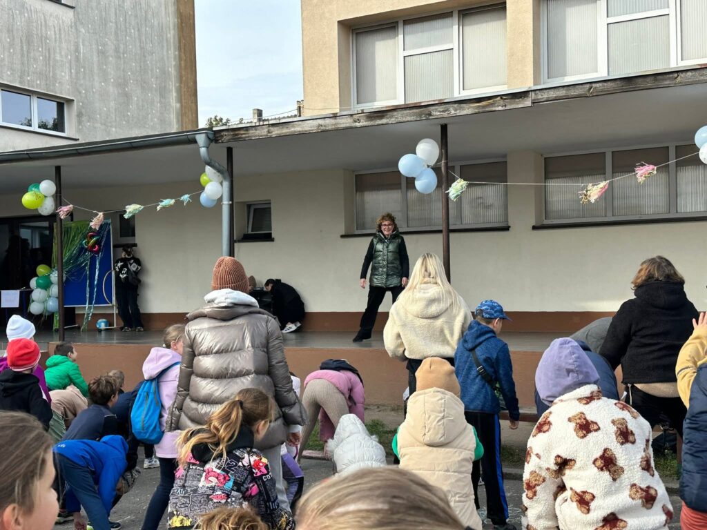 Pani Dyrektor rozpoczyna Dzień Sportu od przemówienia.
