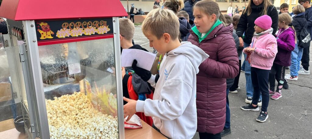 Popcorn - największy przysmak - długa kolejka.