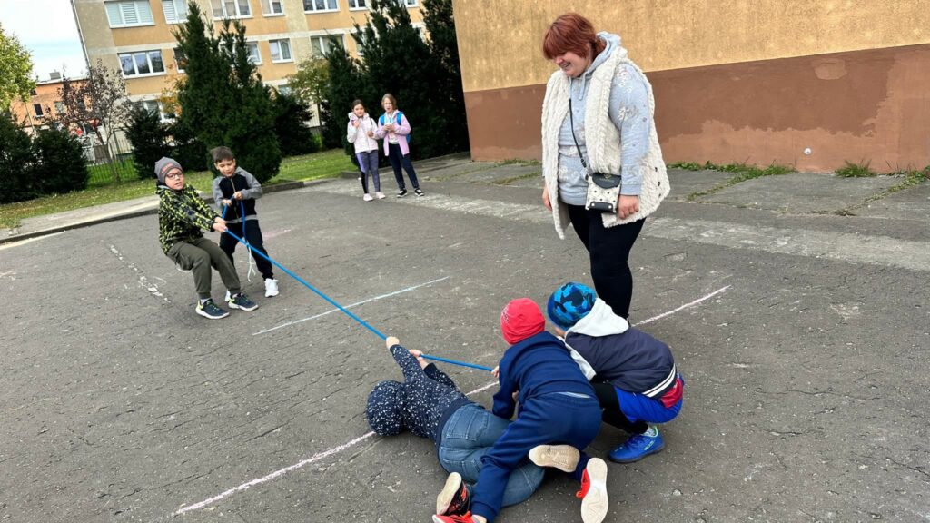 Uczniowie podczas przeciągania liny.