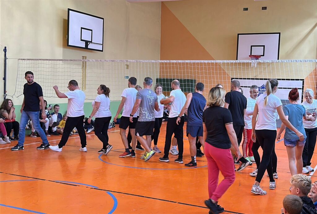 Podziękkowania rodzicie i nauczyciele przy siatce - podanie dłoni po meczu.