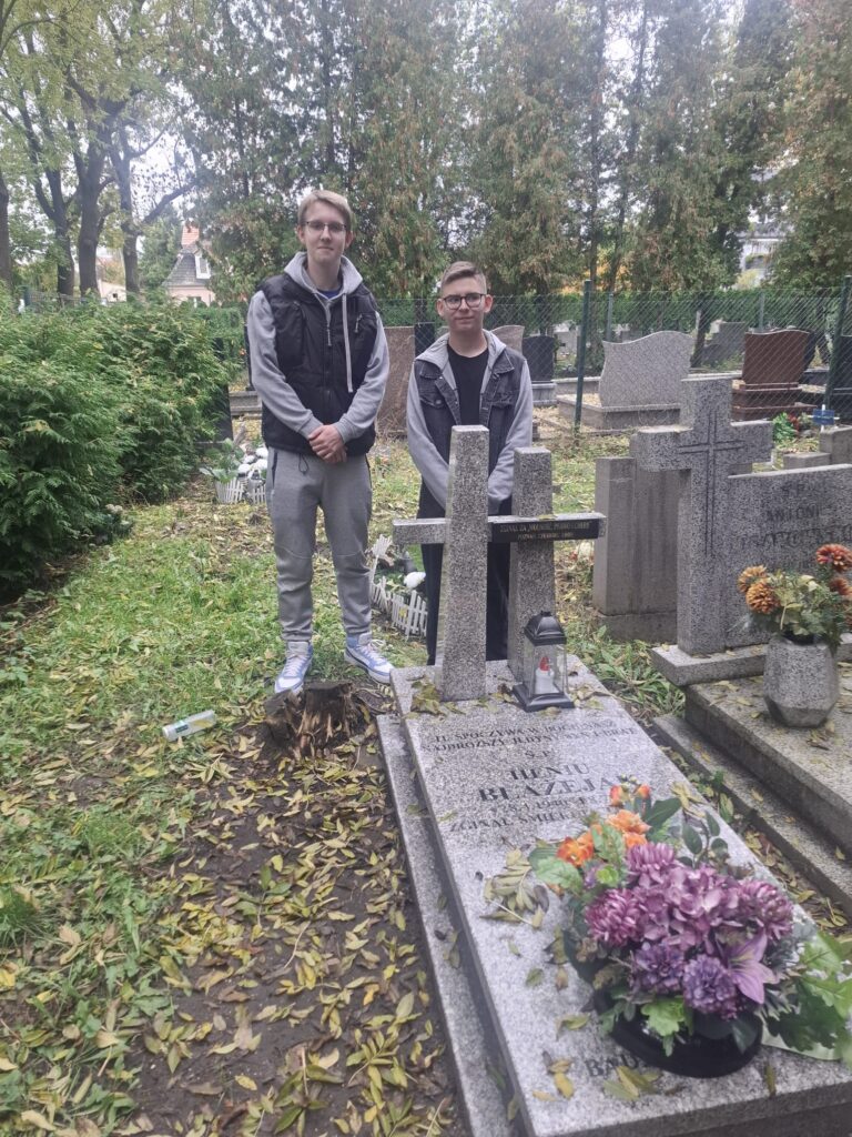 Uczniowie na cmentarzu, gdzie złożyli kwiaty na grobie uczestnika poznańskiego czerwca