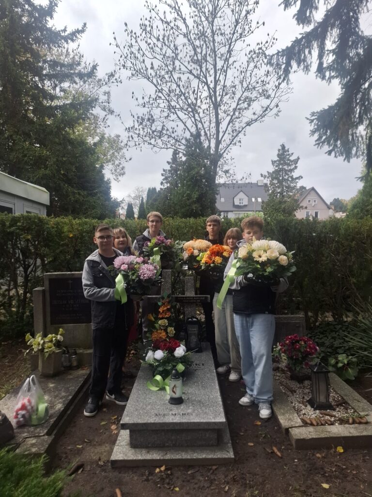 Uczniowie na cmentarzu, gdzie złożyli kwiaty na grobie uczestnika poznańskiego czerwca