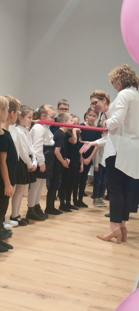 Pani Dyrektor podczas pasowania uczennicy.