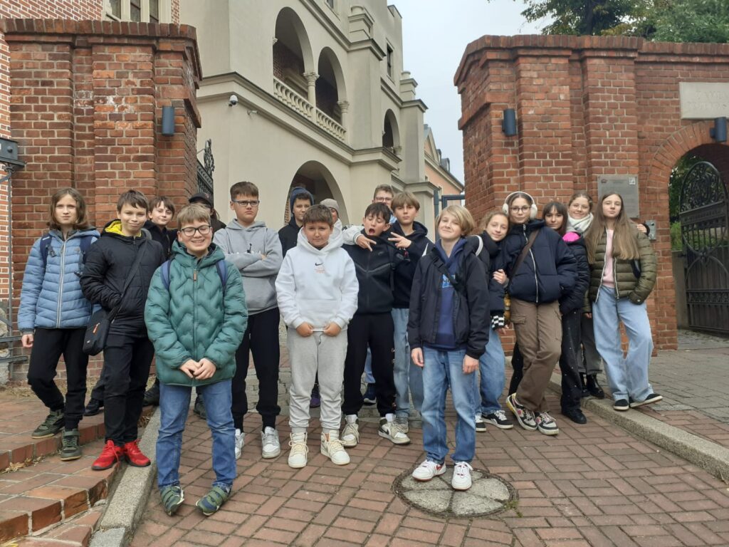 Klasa przed muzeum