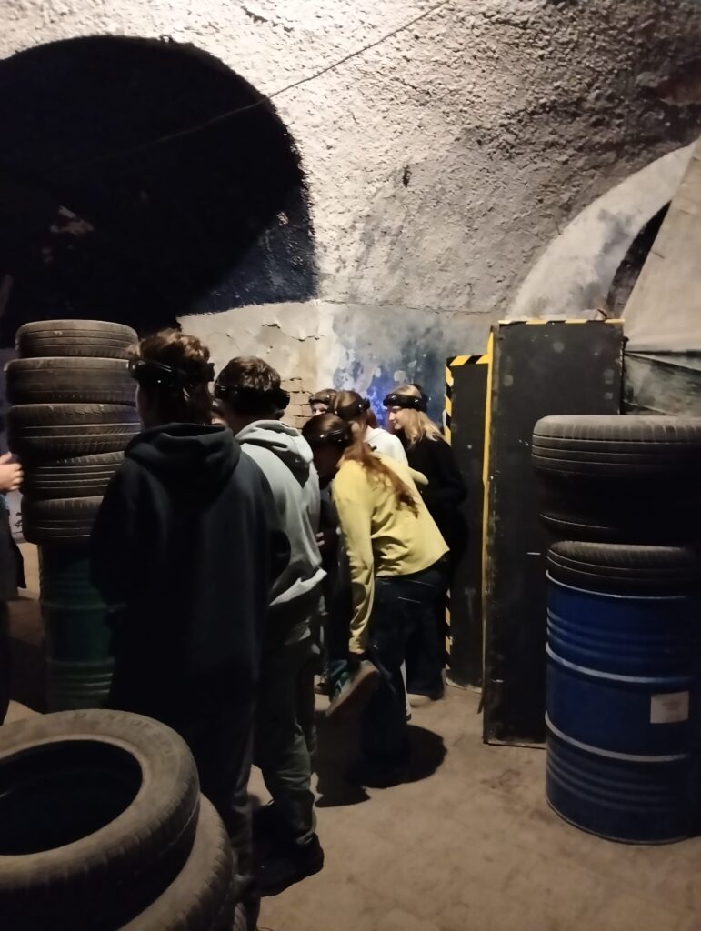 Uczniowie podczas gry
