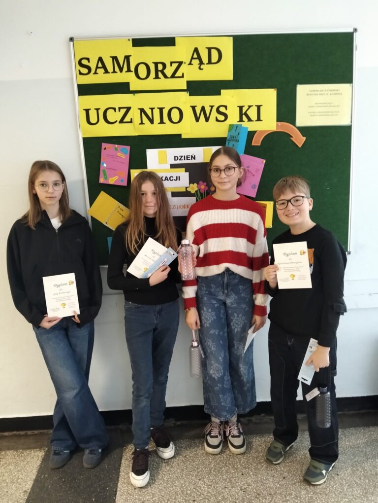 Zwycięzcy quizu z dyplomami i nagrodami.