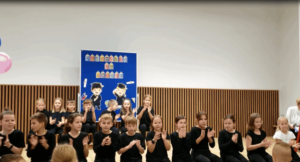 Wybrani uczniowie klas 1 oraz 4c z koła artystycznego tańczą.