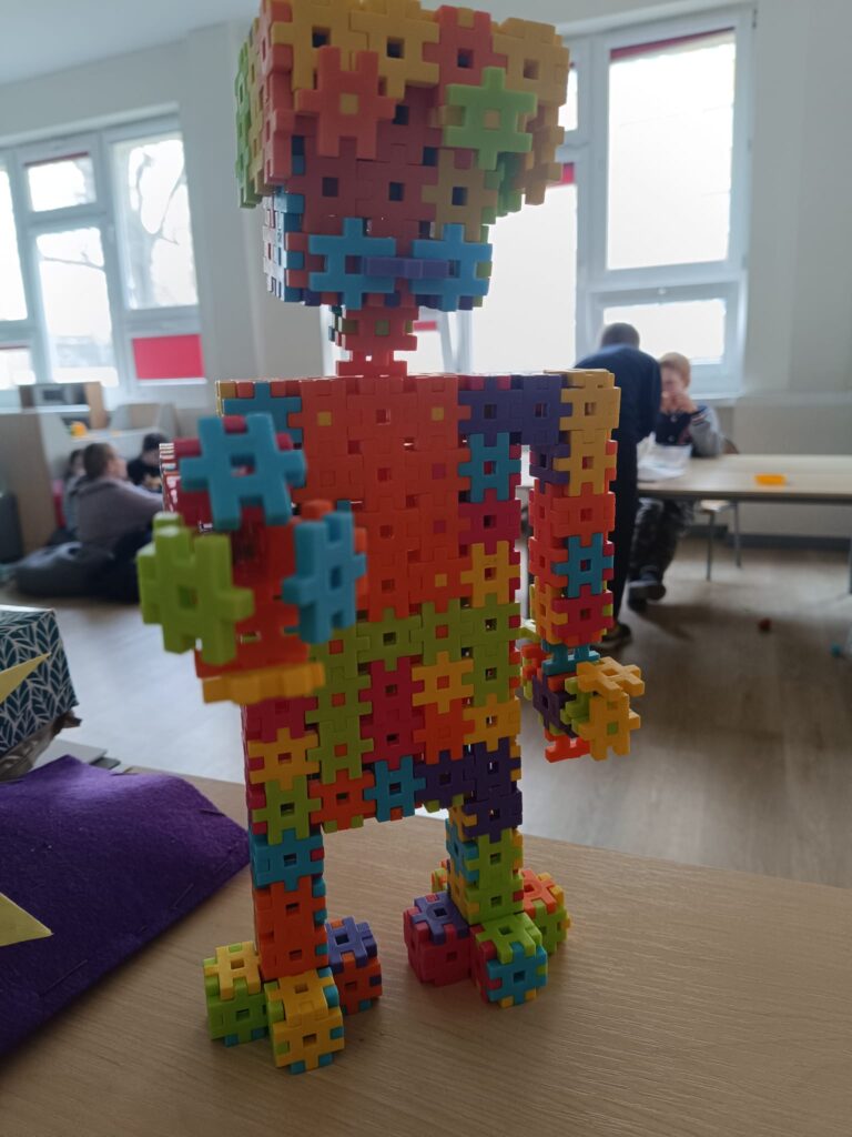 Robot z klocków.
